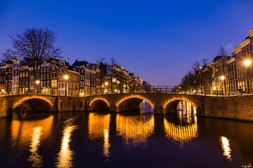 オランダ　アムステルダムの夜の運河沿いの街並み