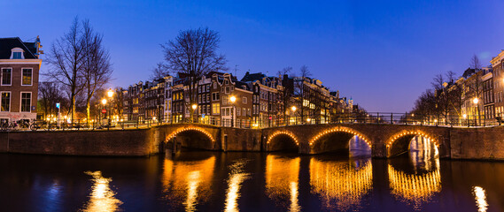 Fototapeta premium オランダ アムステルダムの夜の運河沿いの街並み