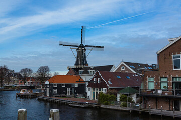 Fototapeta na wymiar オランダ　ハールレムのスパールネ川沿いに建つデ・アドリアーン風車