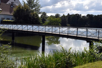 Brücke im Park der Glücksburg in Schleswig-Holstein