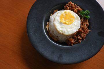 Menu of bluron duck on the wooden table. bluron duck is slow-cooked pulled duck, marinated herbs, steamed rice, sunny side-up eggs. top view