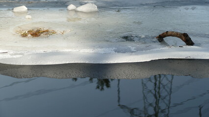 Koniec zimy z topniejącym nad wodą lodem