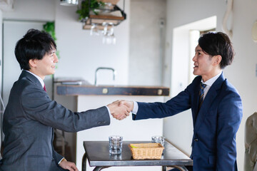 カフェで契約を結ぶビジネスマン