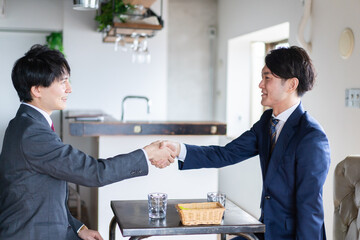 カフェで契約を結ぶビジネスマン