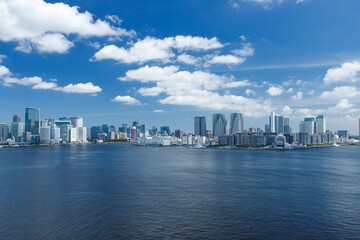 青空を背景にレインボーブリッジjから見た東京湾河口とウォーターフロントのビル群