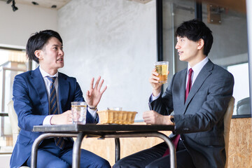 カフェで商談をするビジネスマン