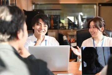 Fotobehang オフィスで会議をする複数のビジネスマンとビジネスウーマン  © koumaru