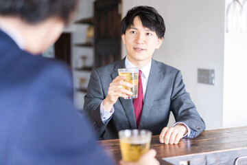 居酒屋でビールを飲むビジネスマン