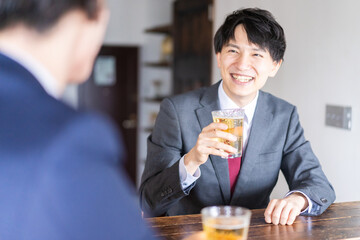 居酒屋でビールを飲むビジネスマン