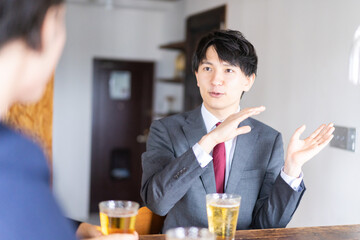 居酒屋でビールを飲むビジネスマン