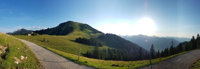Fototapeta na wymiar Berge Panorama Sonnenuntergang Alpen Natur Wandern Alpenvorland Aussicht Weitsicht Almwiesen Weiden Wald
