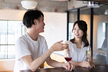 バーでお酒を飲むカップル