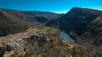 Les gorges de l'Ain depuis les falaises du Jarbonnet à Romanèche, Revermont, France