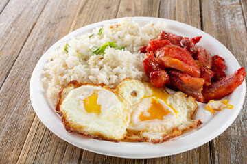 A view of a plate of fried eggs and tocino.