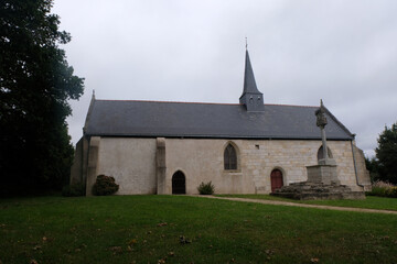 Fototapeta na wymiar Église et calvaire de Notre-dame du Rohic Vannes dans le Morbihan