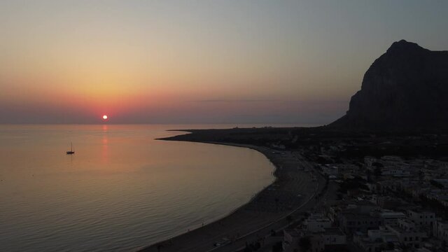 Veduta aerea della spiaggia e del porto di San Vito Lo Capo, in Sicilia, alle prime luci dell'alba