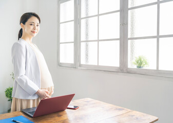 仕事をする妊娠した女性　ワーキング妊婦