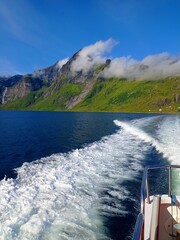 Fahrt mit der Fähre auf Kjerkfjorden, Reinefjorden und Bunesfjorden auf den Lofoten, Norwegen