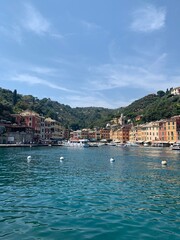 Fototapeta premium Skyline of Portofino village with colourful houses and emerald water. It is famous holiday resort and fishing Italian riviera town. Portofino, Italy