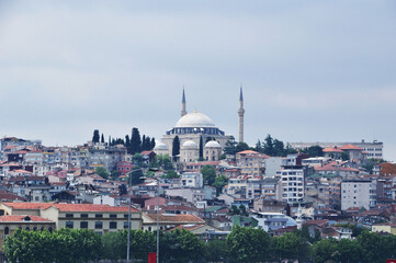 Fototapeta na wymiar Panoramic overlooking the city and the Suleymaniye mosque. Mosque and residential buildings in Istanbul. Summer day in the city.