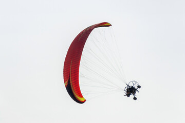 Tilted paramotor vehicle for flying around in a clear sky