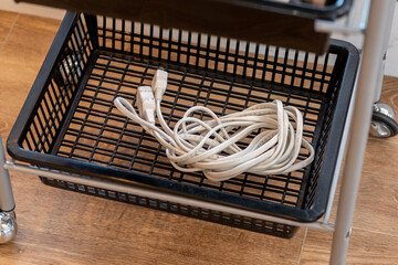 かごに入った電源ケーブル