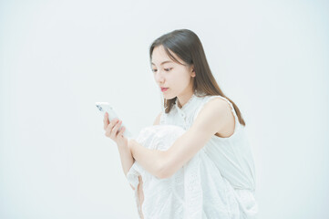 嫌な感情でスマートフォンを見る女性