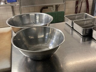 zwei  Stahlsch&uuml;sssel auf dem Tisch