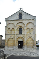 Fototapeta na wymiar Roullet-Saint-Estèphe, département de la Charente, région de Nouvelle-Aquitaine, France. Église Saint-Cybard.