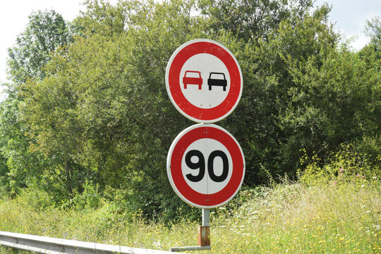 En roulant : panneaux routiers, vitesse limitée à 90 kmh, interdiction de dépasser.