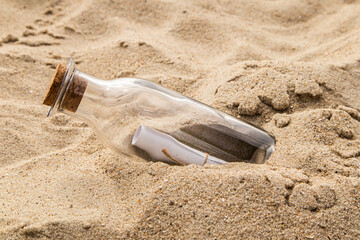 Flaschenpost am Strand