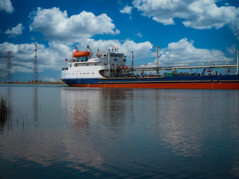 The boat is mainly built to carry heavy loads along rivers and canals. Most of the barges are self-propelled.