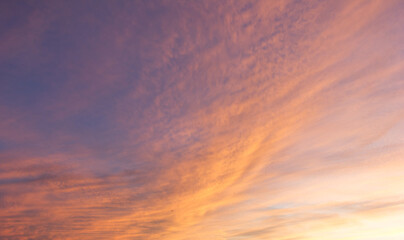 Obraz premium A dramatic orange and purple sunset