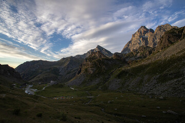 Obraz premium Il monviso poco sopra pian del re, ottima meta per trekker ed escursionisti