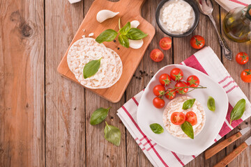Rice cakes with milk flakes and tomato.