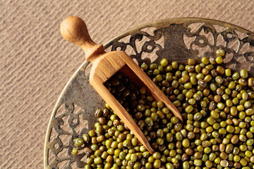 Raw uncooked green lentils (lens culinaris).