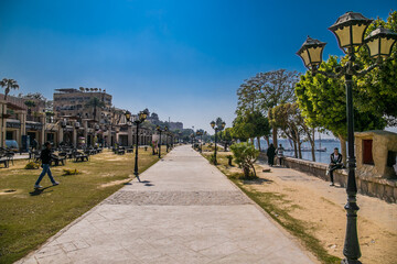 Obraz premium Walking path along the Nile river in Luxor city, Egypt