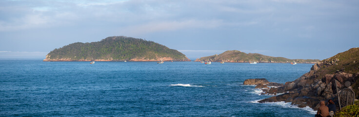 Fototapeta na wymiar panorâmica das Ilhas das Aranhas e barcos de pescadores em Florianópolis, Brasil