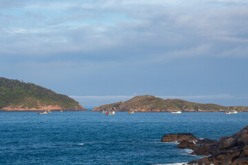 Fototapeta na wymiar Ilhas das Aranhas e barcos de pescadores em Florianópolis, Brasil
