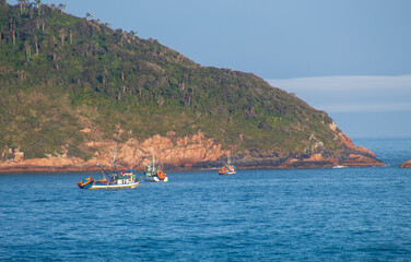 Ilhas das Aranhas e barcos de pescadores em Florianópolis, Brasil