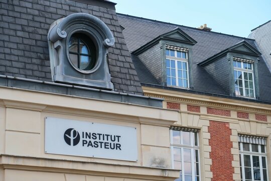 Enseigne / logo de l'Institut Pasteur, célèbre fondation de recherche médicale, sur la façade de son bâtiment à Paris – mai 2021 (France)