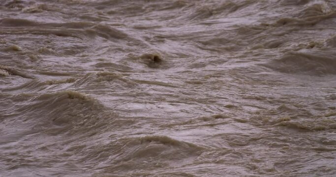 スローモーション - 大雨の後の川の濁流 右から左 FIX