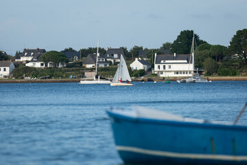Paysage breton à la trinité sur mer dans le morbihan avec un bateau en arrière plan