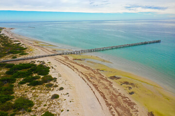 オーストラリア・アデレードの町や海をドローンで空撮している風景 Drone aerial view of the city and ocean in Adelaide, Australia. 