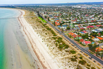 オーストラリア・アデレードの町や海をドローンで空撮している風景 Drone aerial view of the city and ocean in Adelaide, Australia. 