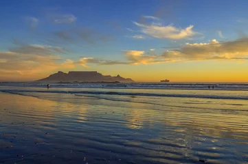 Papier Peint photo autocollant Montagne de la Table Dramatic sky at sunset beach in Bloubergstrand cape town with table mountain at back drop