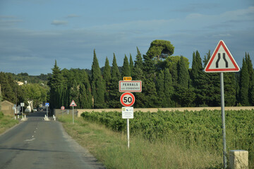 Suite de panneaux de signalisation à l'entrée de la commune de Ferrals-les-Corbières, Aude, Languedoc, Occitanie, France. © Georges Blond