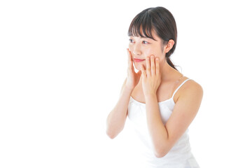 肌のケアをする若い女性