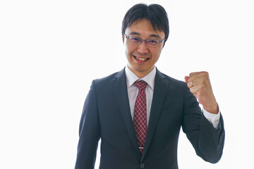 家でテレビを見る女性