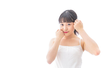 スキンケア・メイクをする若い女性